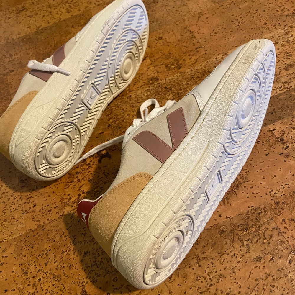 Veja V-10. Great colors just too big on me. Worn once.